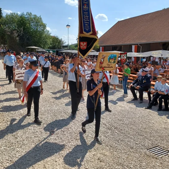 Einzug zum Feststadl.jpg