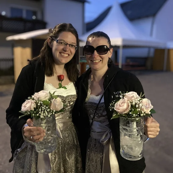 Festdamen am letzten Abend.jpg