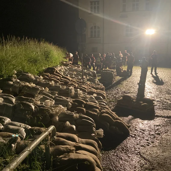 Hier wird eifrig ein Damm gebaut.jpeg