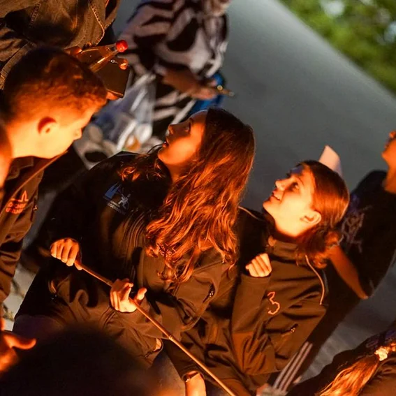 Runde am Feuer.jpg