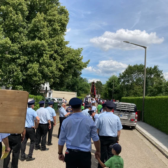 Festzug durch Oberisling.jpeg