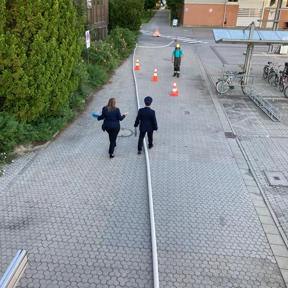 19 Prüfer begutachten Aufbau.jpeg