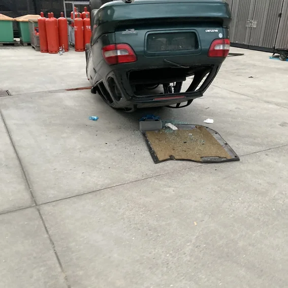 Auto auf dem Kopf.jpg