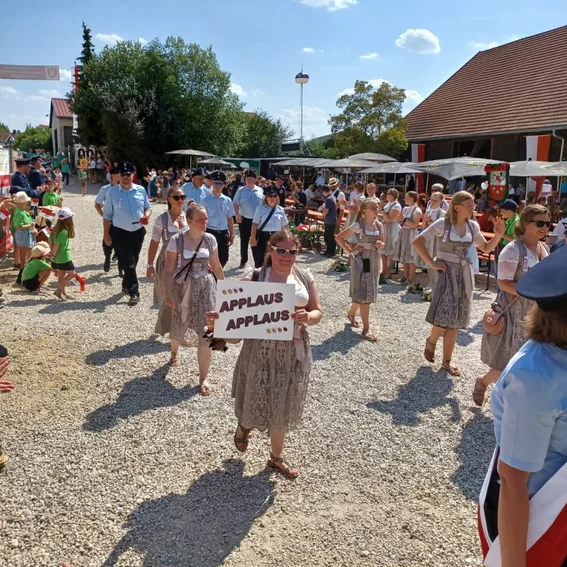 Einzug zum Feststadl 2.jpg