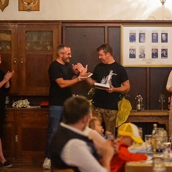 Geschenkübergabe der Festleiter.jpg